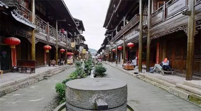 杨紫拍“荡秋千”戏为啥只露上半身？看到全景照，满屏都是尴尬